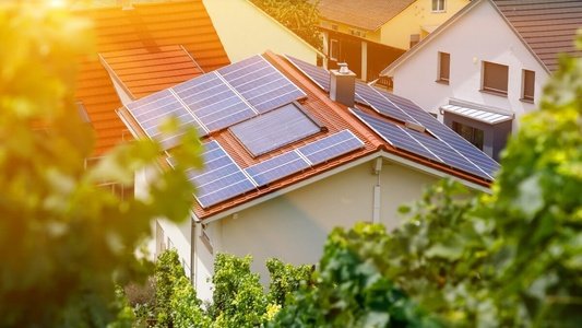 Impanto fotovoltaico installato sul tetto di un'abitazione